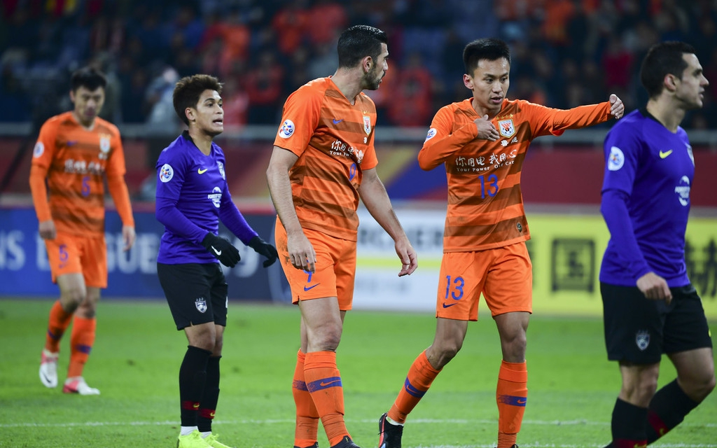  圣安东尼奥马刺训练开放日，赛前队长鼓劲引观众欢呼，亚冠在即，阵容厚度经受考验