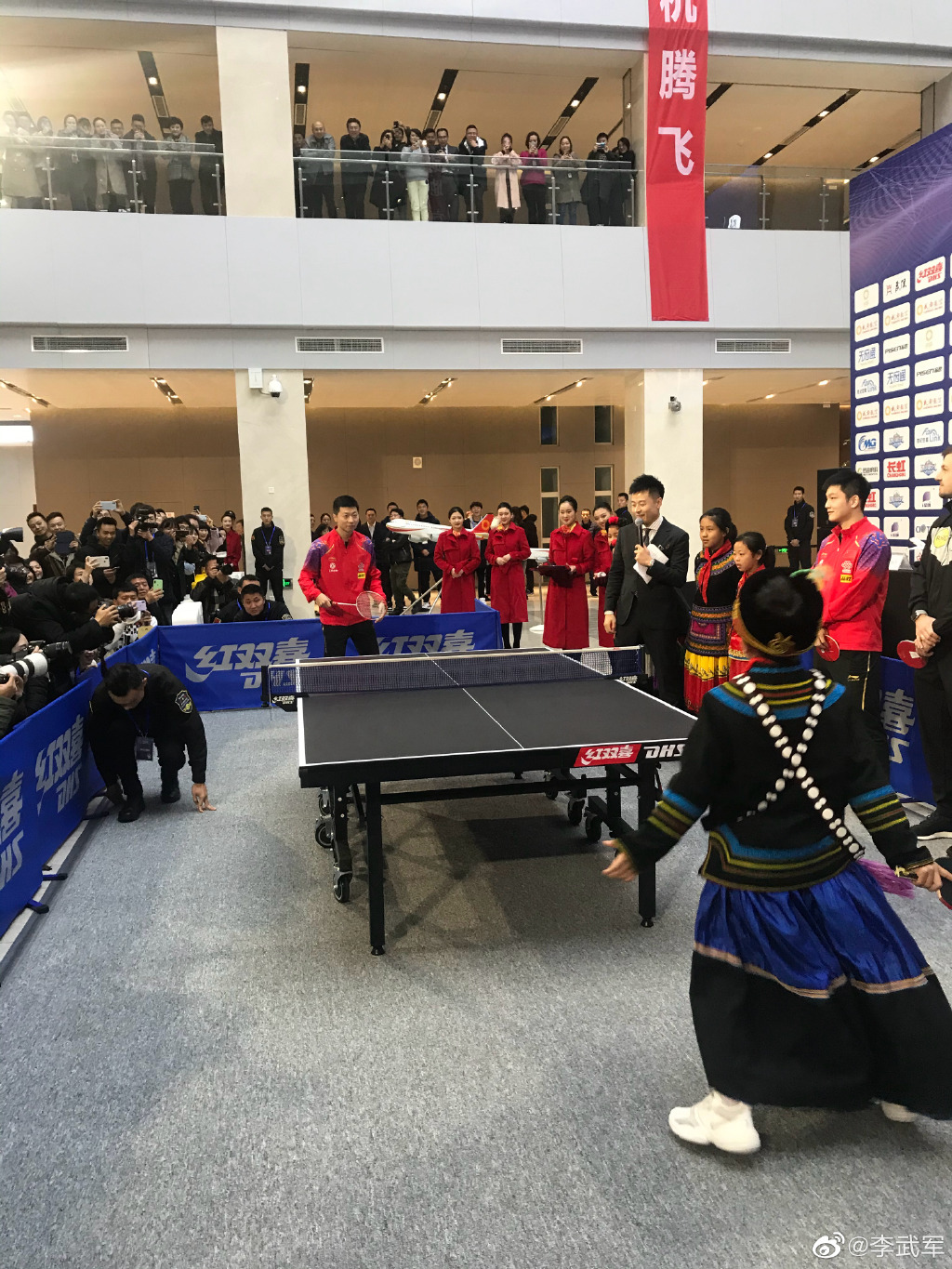 里尔训练开放日;今晨防线松动引欢呼;欧联在即;更衣室氛围转暖的简单介绍 里尔训练开放日;今晨防线松动引欢呼;欧联在即;更衣室氛围转暖的简单介绍